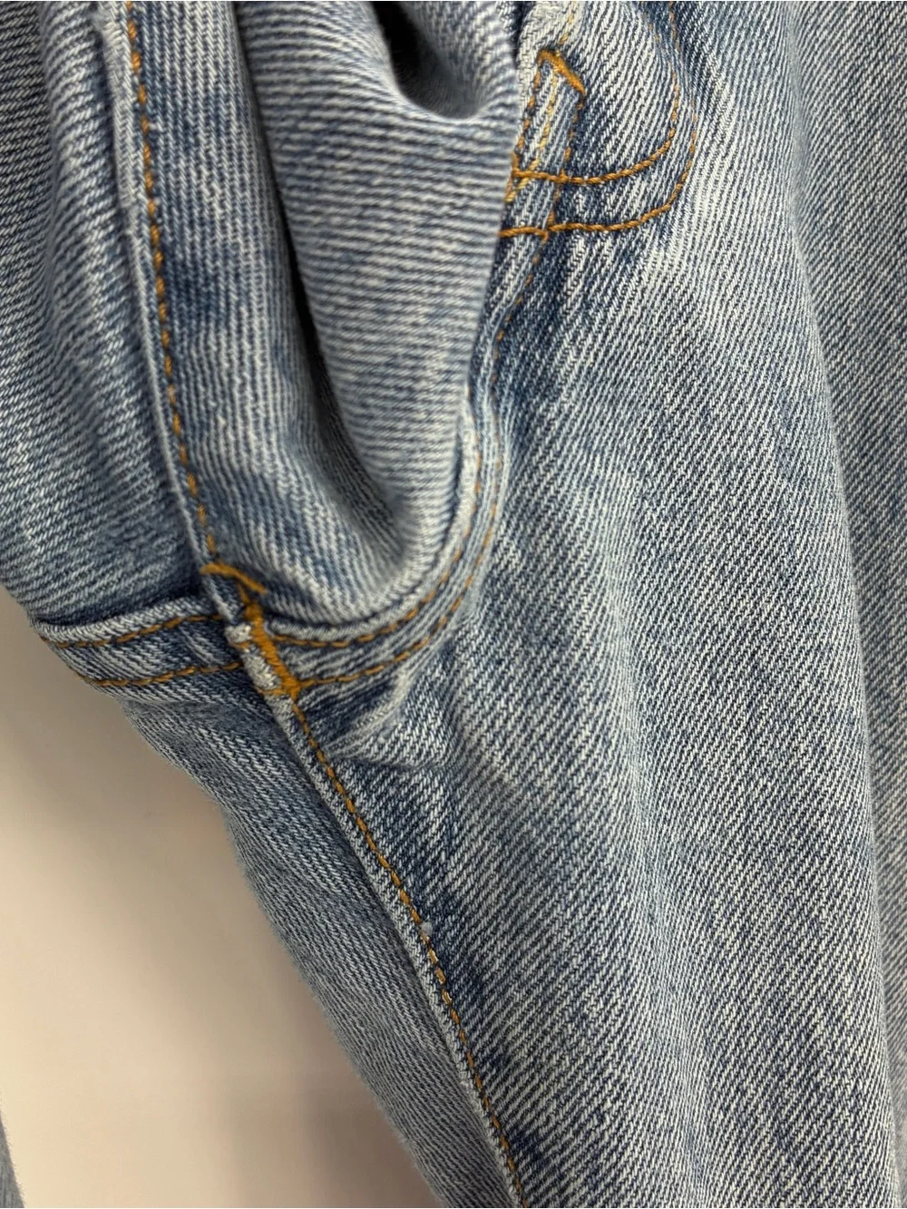 Levi’s Vintage 90s Men’s 501 Distressed Denim Jeans Button Fly Broken-In 35x29